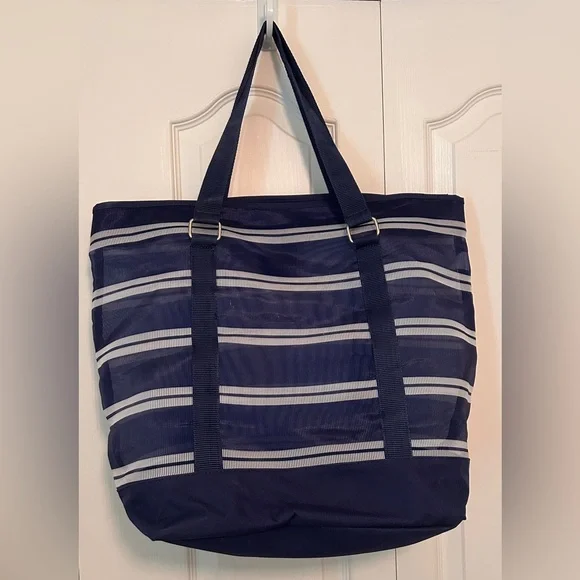 Blue/white large striped mesh beach bag with front pocket. - Picture 2 of 7